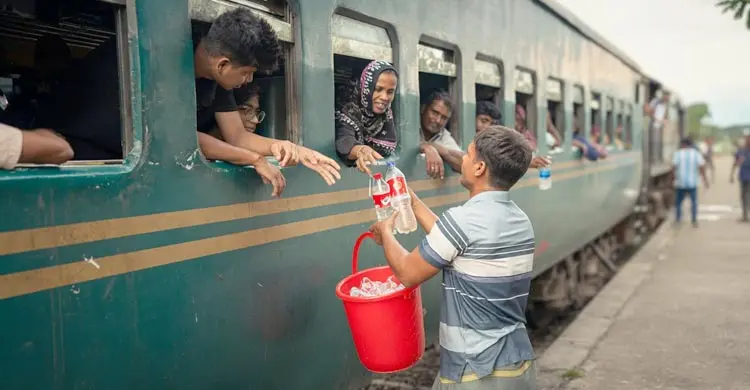 ট্রেনের যাত্রীদের বিনামূল্যে পানি পান করানো সেই মুন্নু শেখকে সম্মাননা