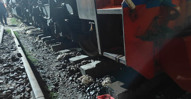 রাজশাহী থেকে ছেড়ে আসা আন্তঃনগর পদ্মা এক্সপ্রেস ট্রেনের ইঞ্জিন ও একটি বগি জয়দেবপুর রেল জংশনে লাইনচ্যুত হয়েছে