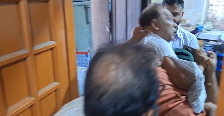 জয়পুরহাট রেলস্টেশন/ খুচরা না দেওয়ায় যাত্রীকে লাঞ্ছিত করলেন হেড বুকিং 