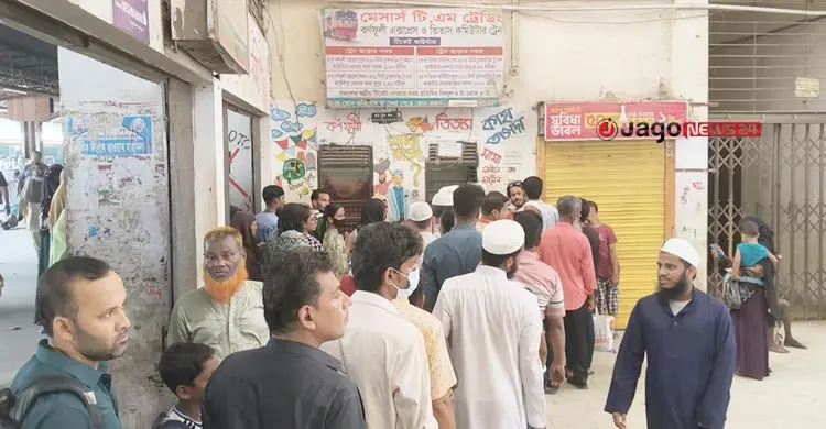 লাগামহীন টিকিট কালোবাজারি, যাত্রীদের দুর্ভোগ