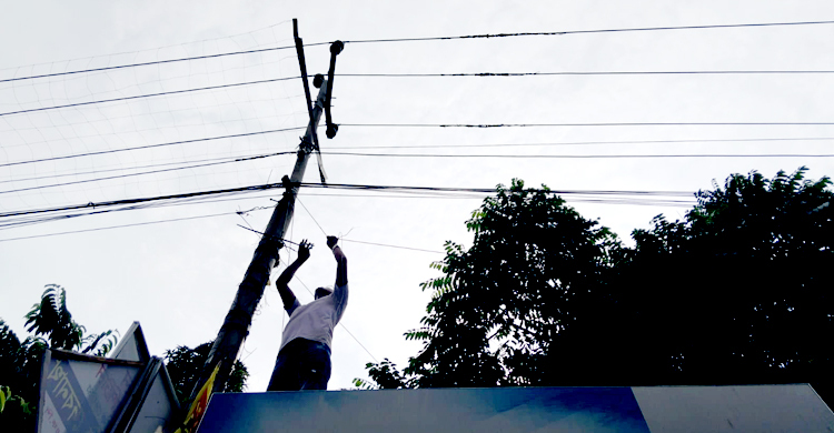 রেলক্রসিং থেকে ঝুঁকিপূর্ণ তার অপসারণ