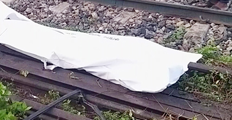 রেললাইন ধরে হাঁটার সময় ট্রেনের ধাক্কা, নিহত এক
