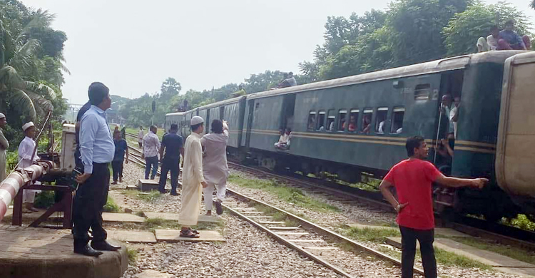 রেলক্রসিং থেকে ঝুঁকিপূর্ণ তার অপসারণ