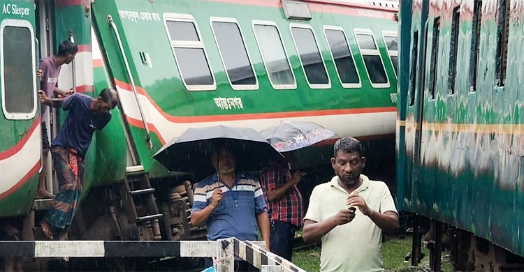 লালমনিরহাটে দুই ট্রেনের সংঘর্ষ