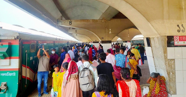 কমলাপুরে দালাল-টিকিট কালোবাজারি ধরতে র‌্যাবের অভিযান