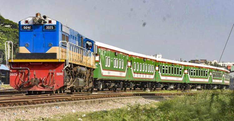 বগিতে আগুন দেখে ট্রেন থেকে দম্পতির লাফ, শিশু সন্তানের মৃত্যু