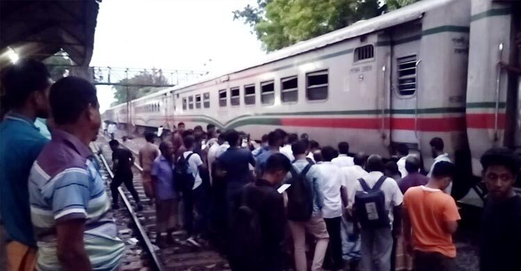 বাংলাবান্ধা এক্সপ্রেস ট্রেনের চাকায় আগুন