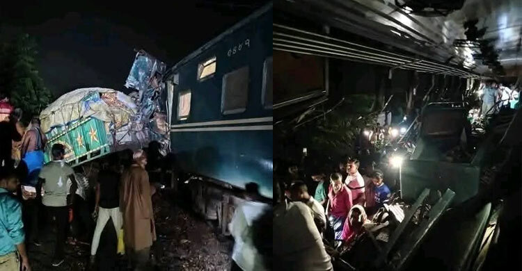 খুলনায় ট্রেন-ট্রাক সংঘর্ষে ৩ বগি লাইনচ্যুত, রেল যোগাযোগ বন্ধ