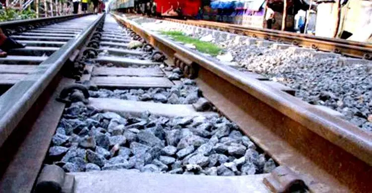 ঈশ্বরদীতে ট্রেন থেকে পড়ে যুবকের মৃত্যু