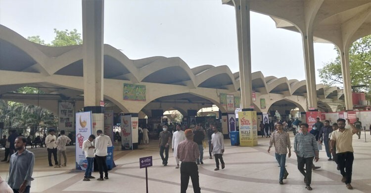 ট্রেনে ঈদযাত্রা শুরু, কমলাপুরে ঘরমুখো মানুষের ভিড়