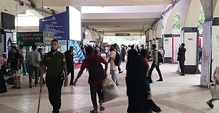 ট্রেনে ঈদযাত্রা: ভোগান্তি এড়াতে আগেই বাড়ি ফিরছেন অনেকে