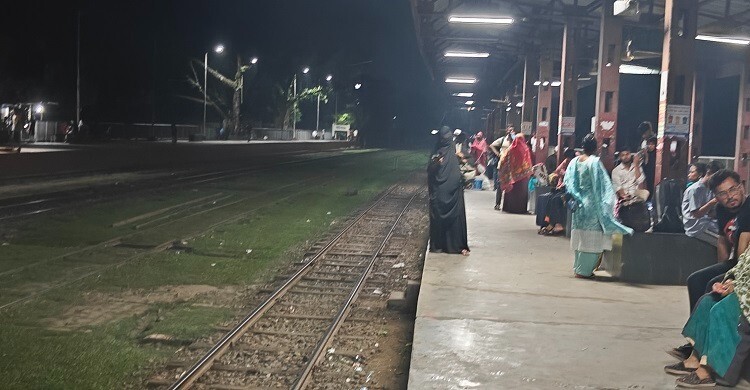 গাইবান্ধায় চলন্ত ট্রেনের নিচে লাফিয়ে পড়লেন যুবক
