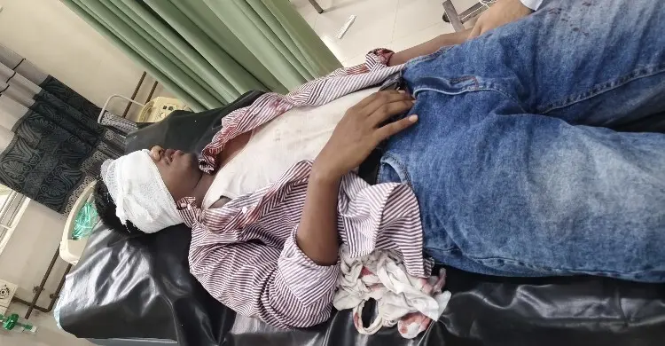 ট্রেনে পাথর নিক্ষেপ, চোখে আঘাত পেয়ে হাসপাতালে যাত্রী