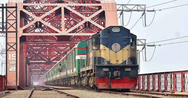 তাপমাত্রা বাড়লেই কমছে ট্রেনের গতি