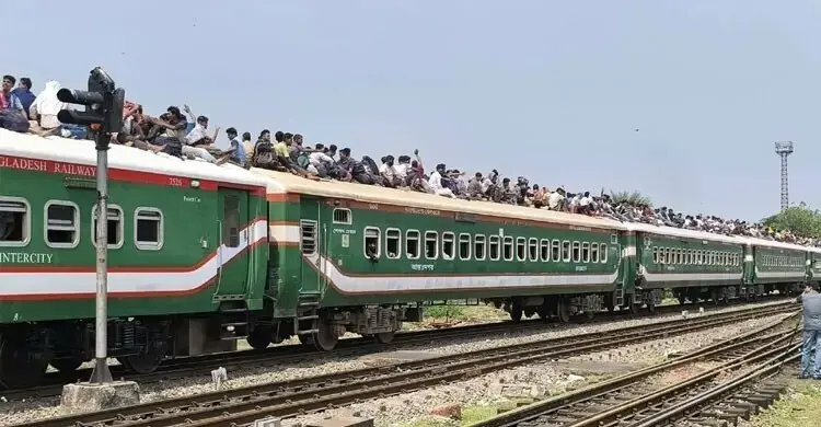 ট্রেনের ছাদের যাত্রীরা টয়লেট করে কিভাবে?