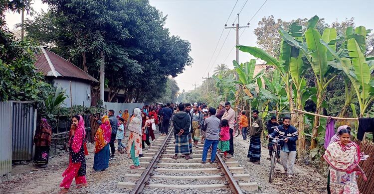 রেললাইনের পাশে কাপড় শুকাতে দিয়েছিলেন বৃদ্ধা, আনতে গিয়ে মৃত্যু
