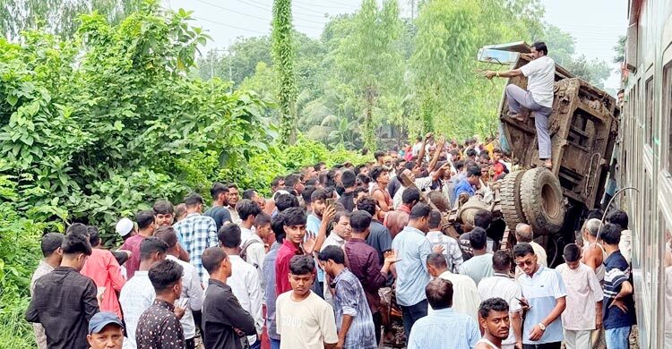 ৪ ঘণ্টা পর ঢাকা-চট্টগ্রাম রেলপথে ট্রেন চলাচল স্বাভাবিক