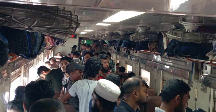 যাত্রীবোঝাই ট্রেন ছাড়ছে ঢাকা থেকে