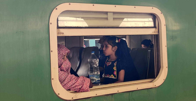 ঢাকা থেকে ছেড়ে গেছে ১৪ ট্রেন, নেই শিডিউল বিপর্যয়