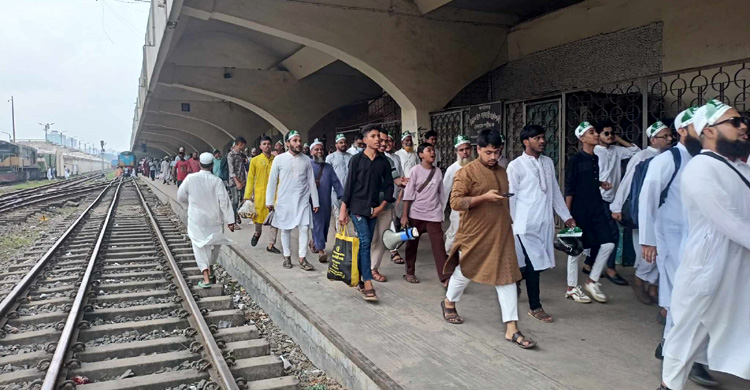 ট্রেনভর্তি করে নেতাকর্মীরা আসছেন জামায়াতের সমাবেশে