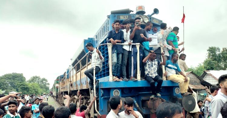 যাত্রা বিরতির দাবিতে পঞ্চগড় এক্সপ্রেস আটকে বিক্ষোভ