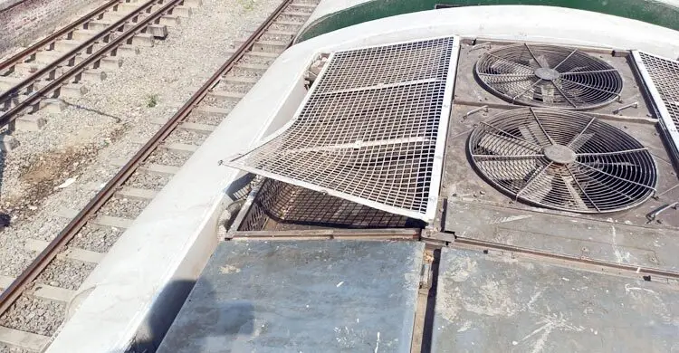 চলন্ত ট্রেনে এসির কনডেন্সার কয়েল চুরি