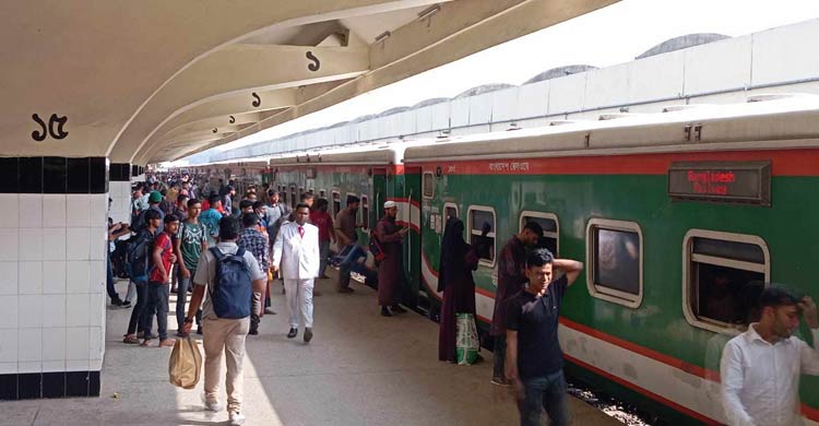 যাত্রীবোঝাই ট্রেন ছাড়ছে ঢাকা থেকে