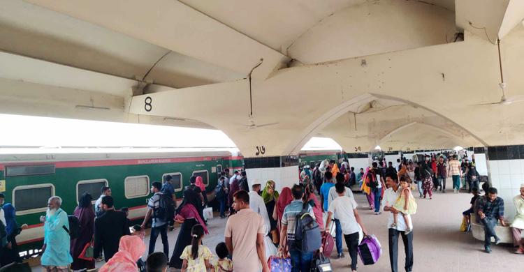 ঢাকা থেকে ছেড়ে গেছে ১৪ ট্রেন, নেই শিডিউল বিপর্যয়