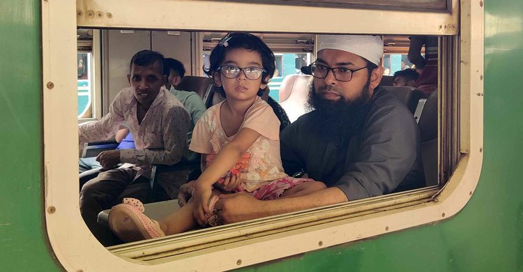 ঢাকা থেকে ছেড়ে গেছে ১৪ ট্রেন, নেই শিডিউল বিপর্যয়