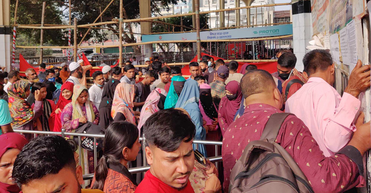 ঢাকা থেকে ছেড়ে গেছে ১৪ ট্রেন, নেই শিডিউল বিপর্যয়