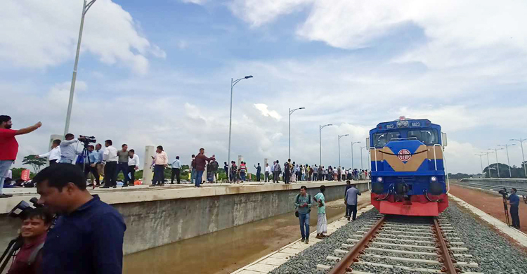 Maiden train trip from Dhaka to Bhanga takes 2.10 hrs