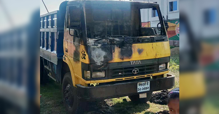 বগুড়ায় দাঁড়িয়ে থাকা ট্রাকে আগুন