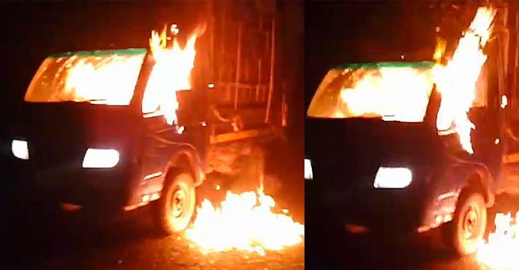 কিশোরগঞ্জে টায়ার পুড়িয়ে বিক্ষোভ, পিকআপে আগুন