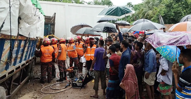 দাঁড়িয়ে থাকা ট্রাকে অপর ট্রাকের ধাক্কা, চালক-হেলপার নিহত