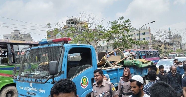 ধোলাইখালে দিনভর অভিযানে ১৩ জন আটক, দুই ট্রাক জব্দ
