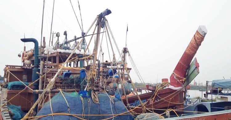 বঙ্গোপসাগরে মাছ ধরায় ১৪ ভারতীয় জেলে আটক