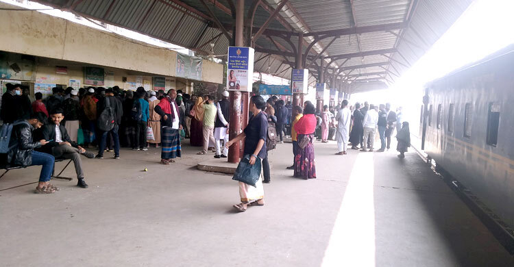 ‘ট্রেন চালাবেন না’ বললে ক্ষুব্ধ হন যাত্রীরা, পালিয়ে বাঁচলেন চালক