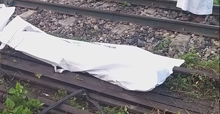 রেললাইনে বসেছিলেন ভ্যানচালক, ট্রেনের ধাক্কায় গেলো প্রাণ