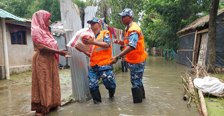 চকরিয়ায় বন্যার্তদের মধ্যে কোস্টগার্ডের ত্রাণ বিতরণ