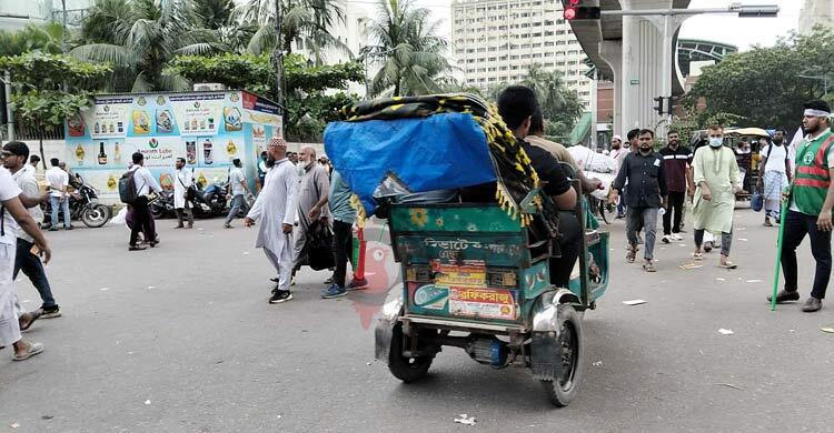 রাজধানীর সড়কে গণপরিবহন সংকট, দাপট অটোরিকশার