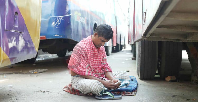 ‘বিরতিহীন’ কাজে দিশেহারা পরিবহন শ্রমিকরা, বাড়ছে দুর্ঘটনা