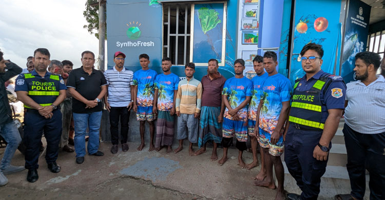 উত্তাল সাগরে উল্টে যায় ট্রলার, ৩ ঘণ্টা সমুদ্রে ভেসে ছিলেন জেলেরা