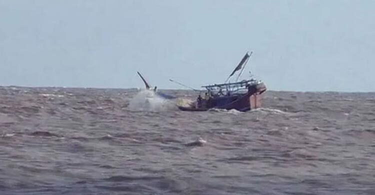 মেঘনায় ট্রলারডুবি ৬ জেলে উদ্ধার