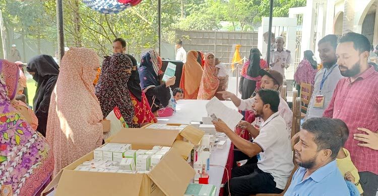 নারায়ণগঞ্জে বিনামূল্যে চিকিৎসা সেবা পেলো ৮ শতাধিক মানুষ