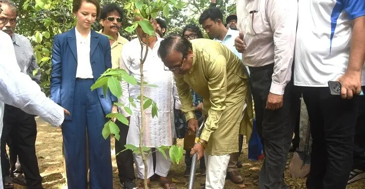 রুশ বিপ্লবের শহীদদের স্মরণে ঢাকায় বৃক্ষরোপণ   