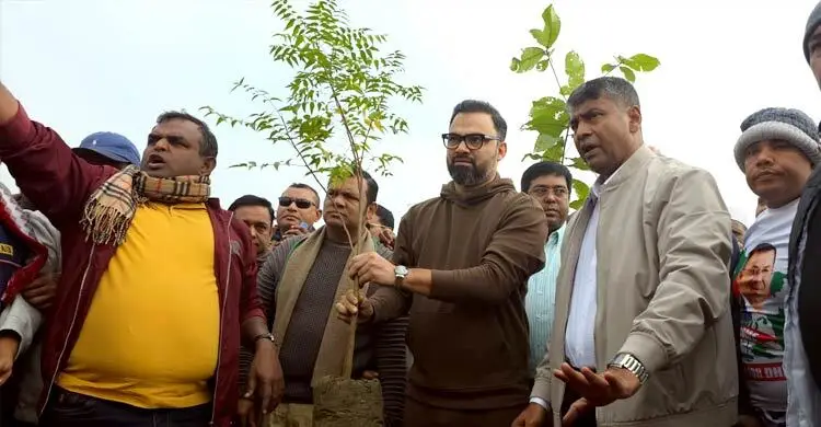 ক্ষত পুষিয়ে নিতে তারেক রহমানের সংবর্ধনাস্থলে বিএনপির বৃক্ষরোপণ