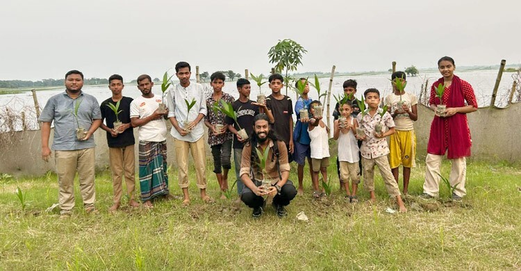 বজ্রপাত রোধে ৫৫টি তাল ও সুপারি গাছ রোপণ