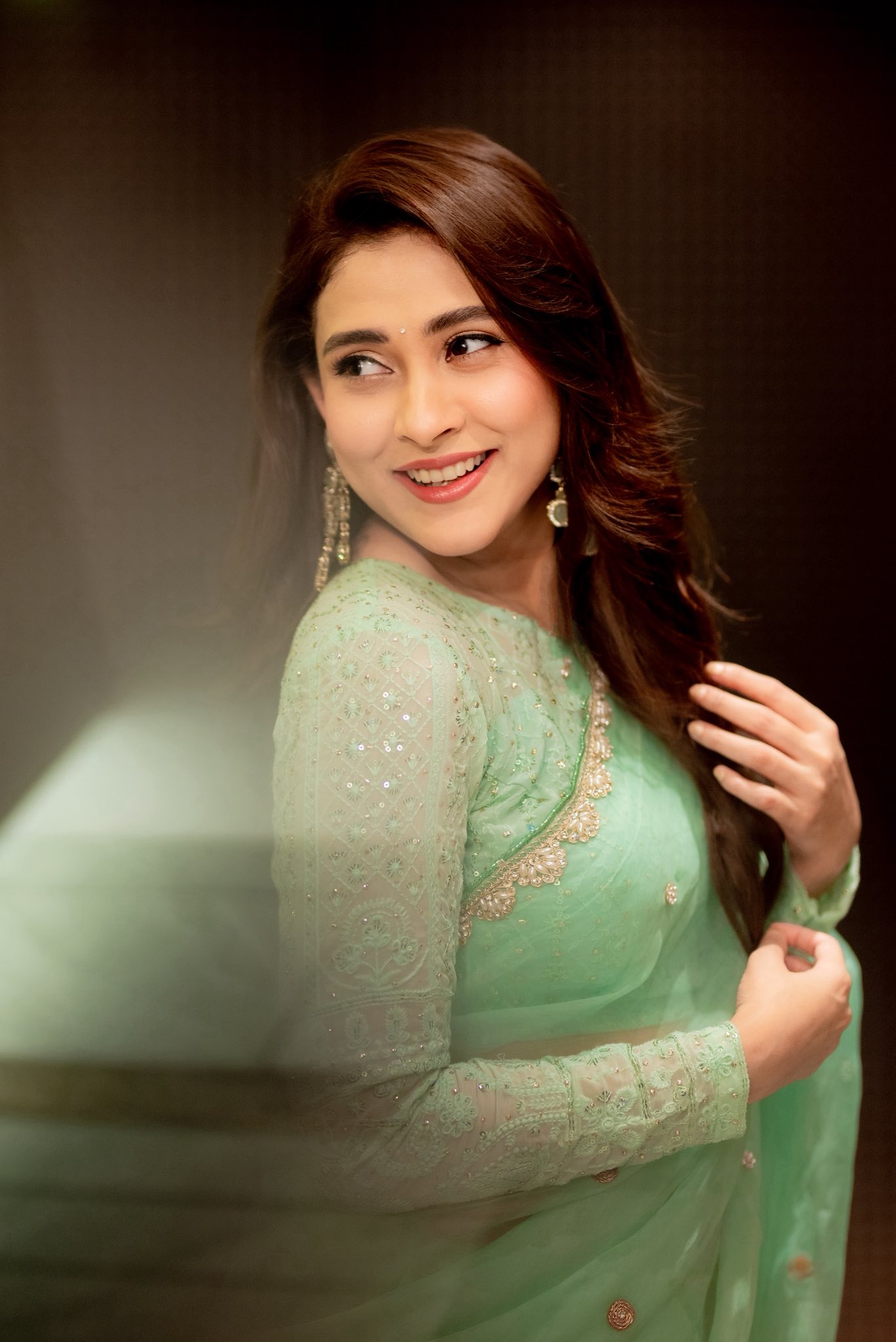 জানেন কি এখন মিনিমাল লুক কেন হট ট্রেন্ড?