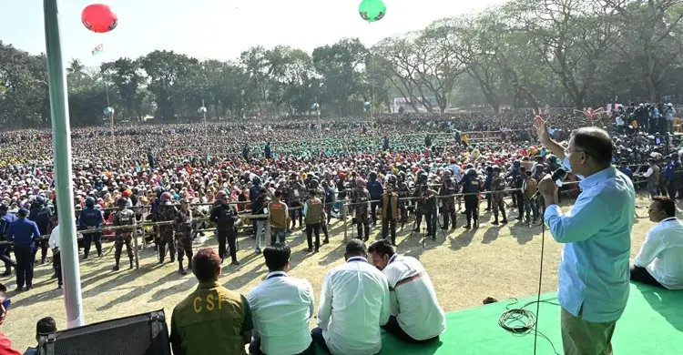 একটি দল মা-বোনদের তুচ্ছ-তাচ্ছিল্য করছে, ঘরে বন্দি করতে চাচ্ছে