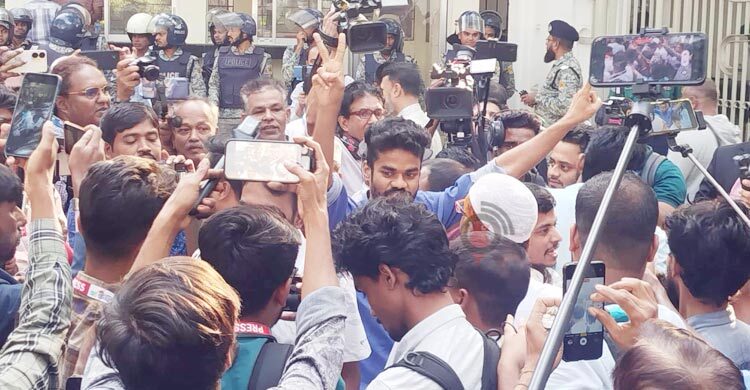 ট্রাইব্যুনালের সামনে মিষ্টি বিতরণ, জনতার উল্লাস